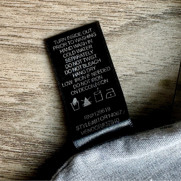 BKE Boutique Embroidered Geometric Mint & Gray Tee – Size M - Picture 4 of 7